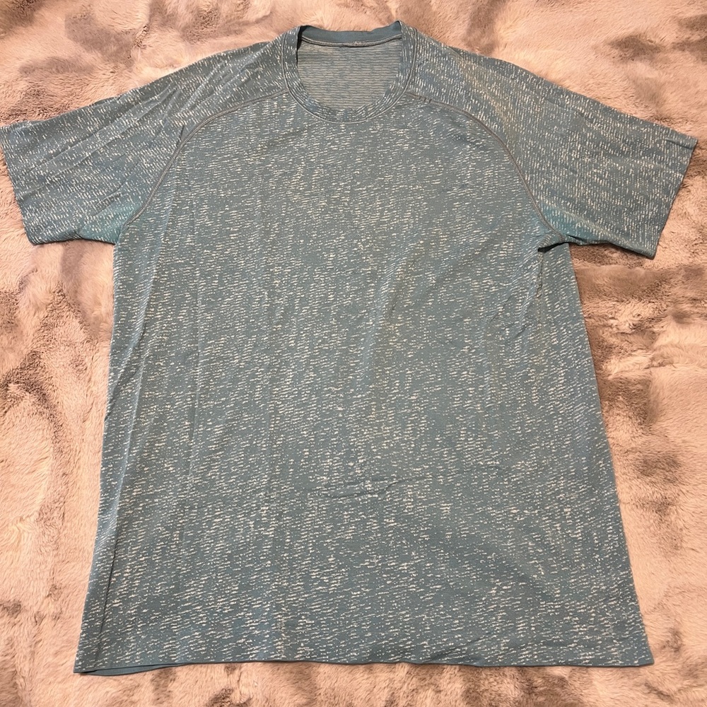 Men’s lululemon shirt size M